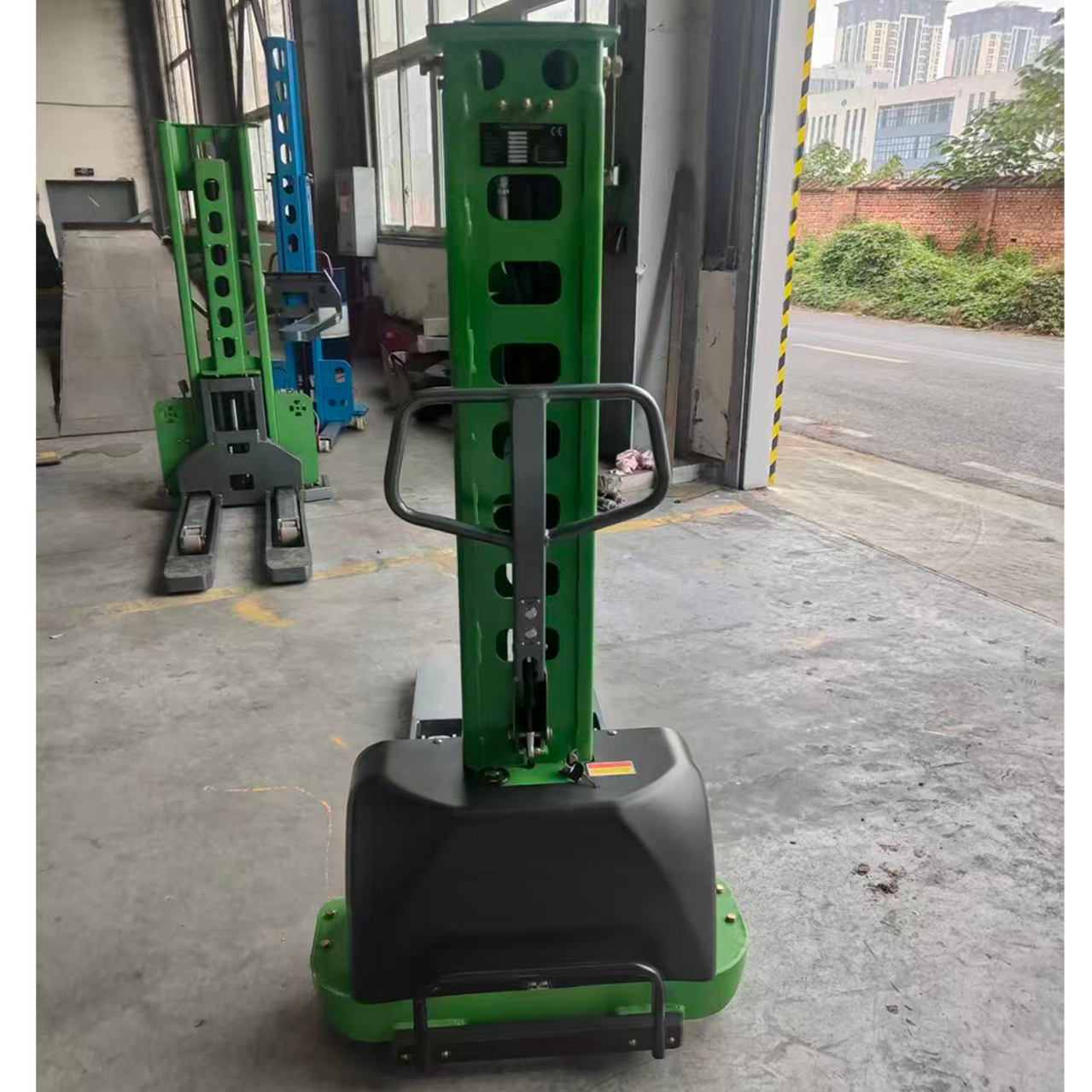 High Quality Semi-electric  Loading Stacker 1000kg Capacity 1.3m/1.6m Lifting Height Precision Model for Warehouse & Logistics